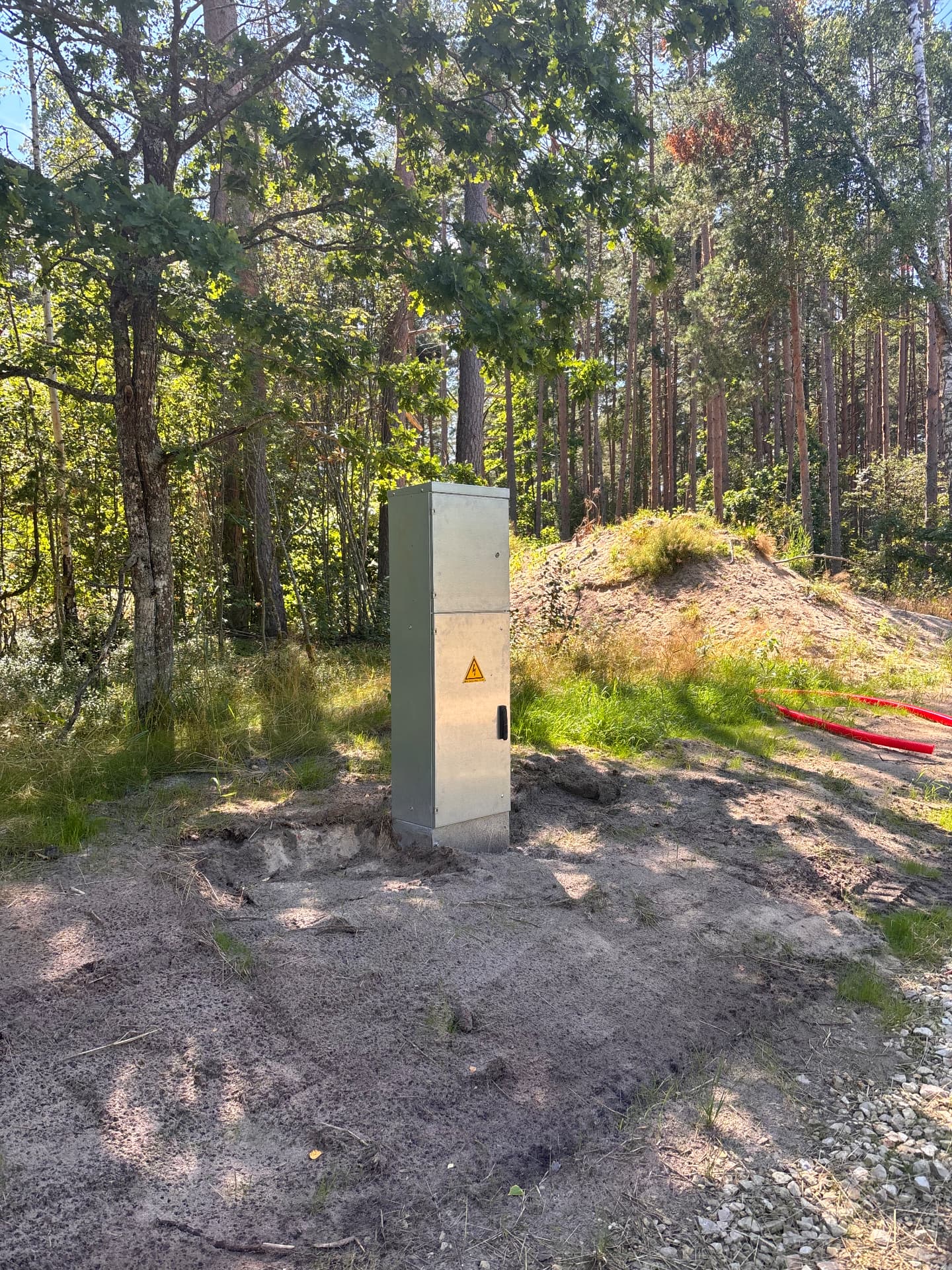 Electricity connection cabinet installed on a CEDERI land plot